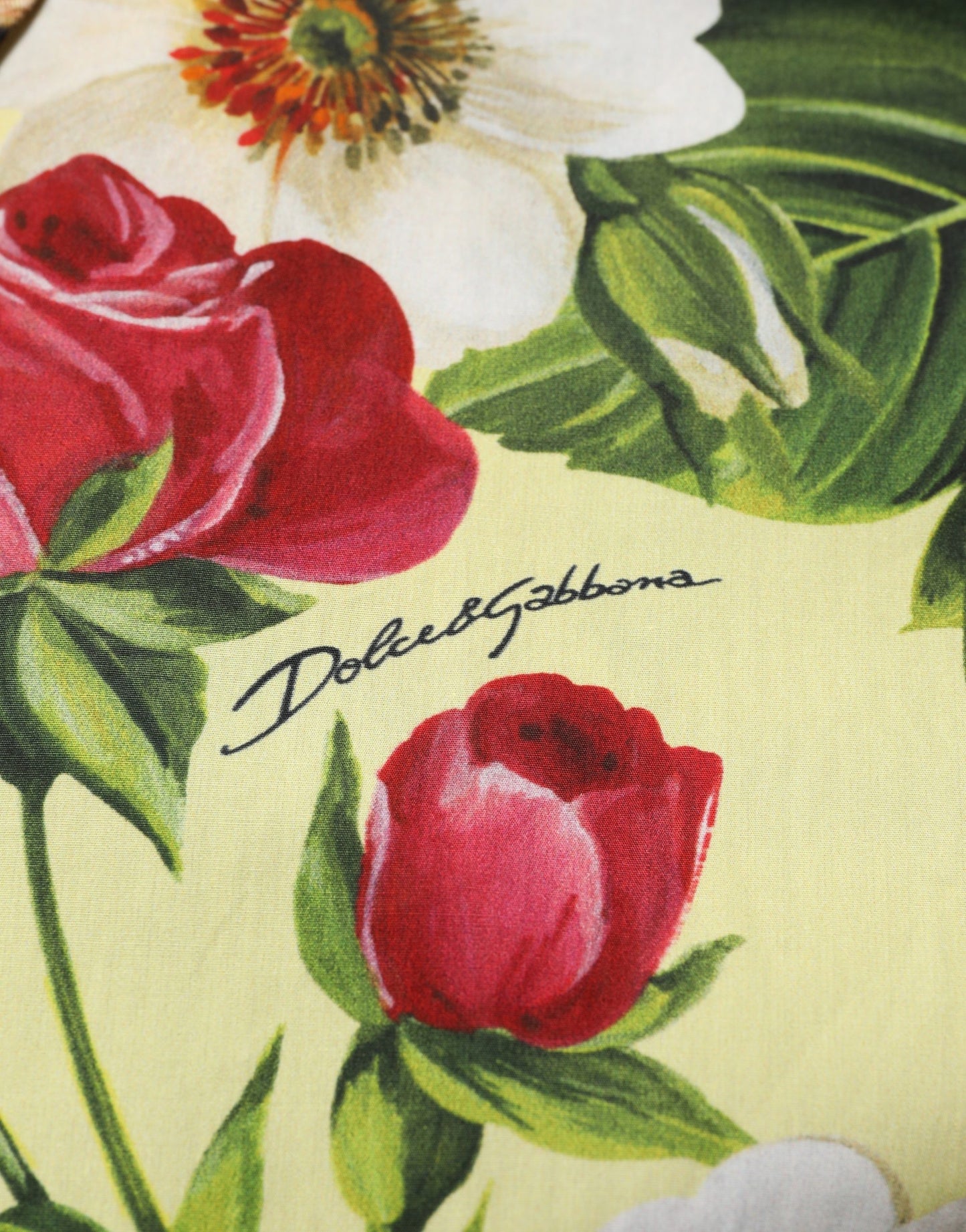 Mehrfarbiges Hemd mit Blumen- und Tiermuster und Kragen